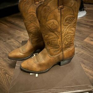 Like new Ariat women’s Heritage western boots size 9.5 C. Worn once. No scuffs